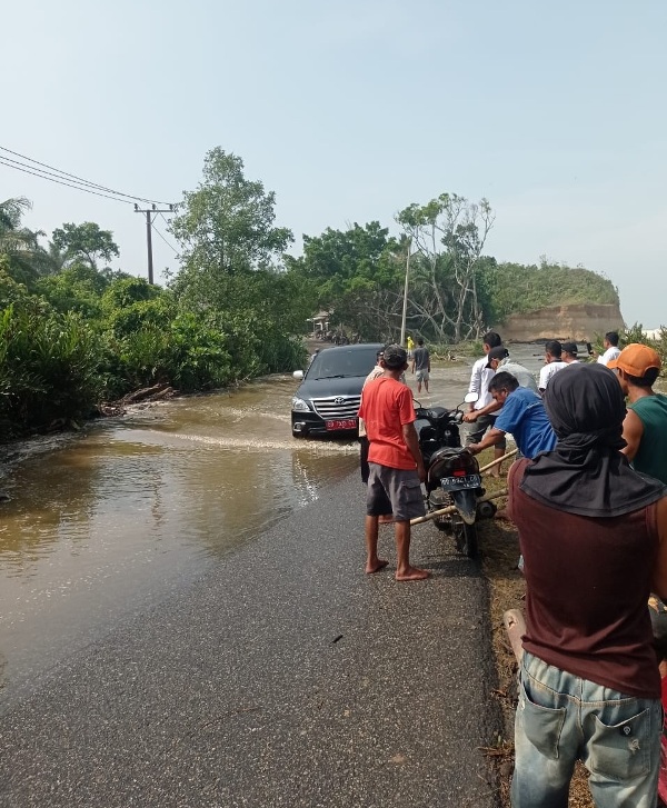 Lalu Lintas Dialihkan Polsek, Air Laut Kembali Naik ke Jalan Lintas Barat