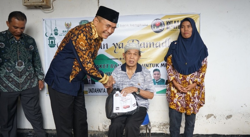 Pemkab Bengkulu Tengah Beserta Stakeholder Bagikan 500 Paket Ramadan 