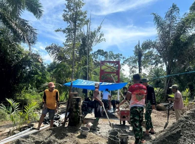 TNI Bersama Masyarakat Bangun  Jembatan Gantung di Pino Baru
