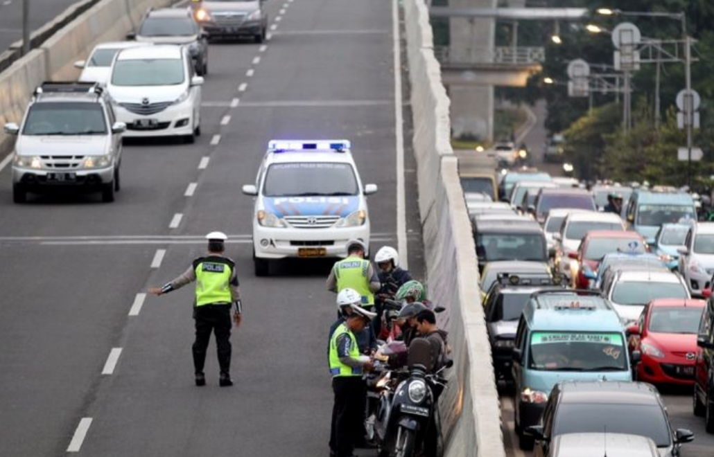 Polisi Boleh Tilang Pengendara Hanya Pakai HP dan CCTV