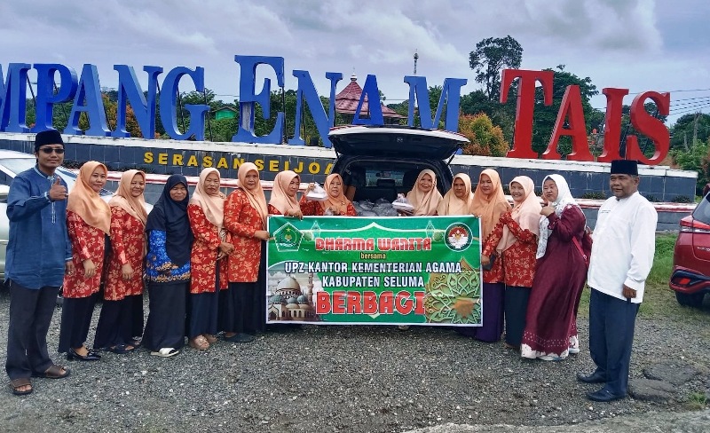 Dharma Wanita Persatuan dan Keluarga Besar Kemenag Seluma Bagikan Ratusan Takjil