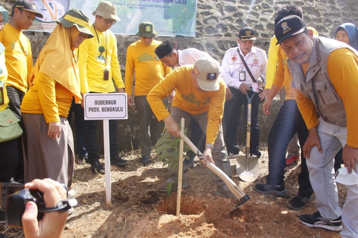 Gubernur Bengkulu Tanam Pohon di Desa Penum