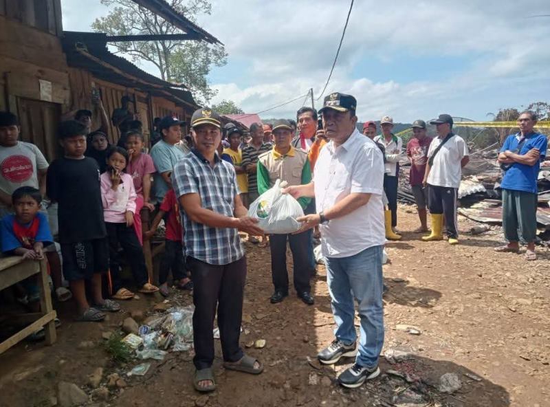 Pemkab Seluma Gerak Cepat Bantu Korban Kebakaran   11 Rumah dan 1 Gudang Kopi 