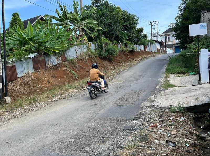 Warga Jalan Padat Karya Keluhkan Kondisi Jalan Rusak yang Tak Kunjung Diperbaiki
