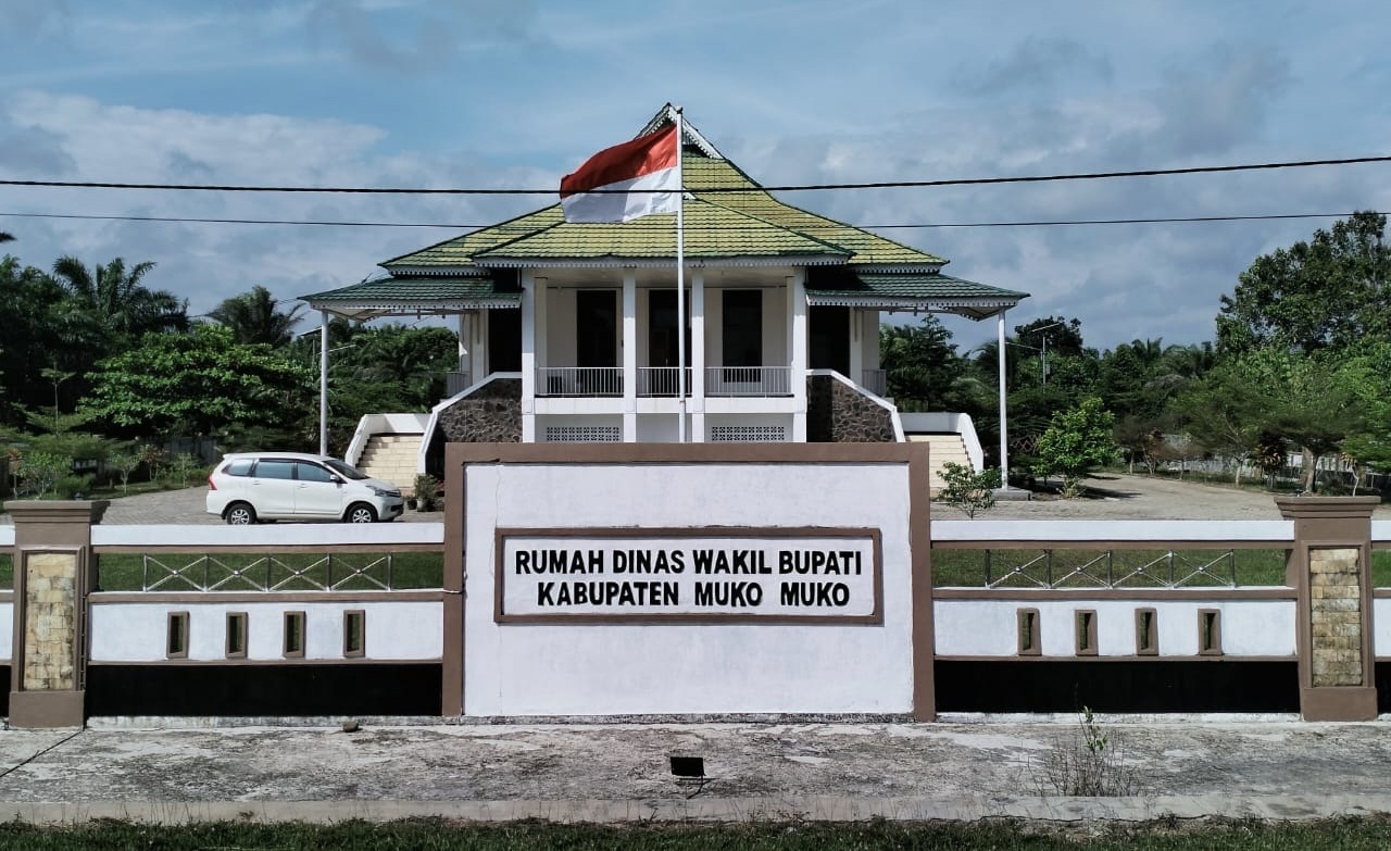 Unik, Nama Kabupaten di Depan  Rumah Dinas Wabup Mukomuko Salah Tulis, Bagaimana Ini Bapak Bupati!