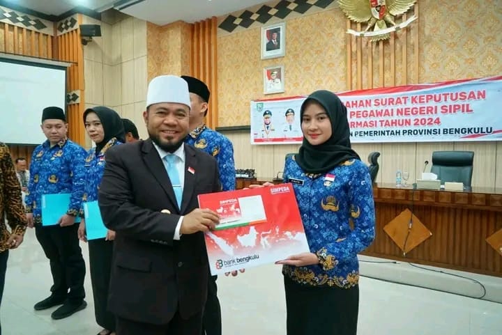 Gubernur Helmi Hasan Serahkan SK  CPNS Provinsi Bengkulu