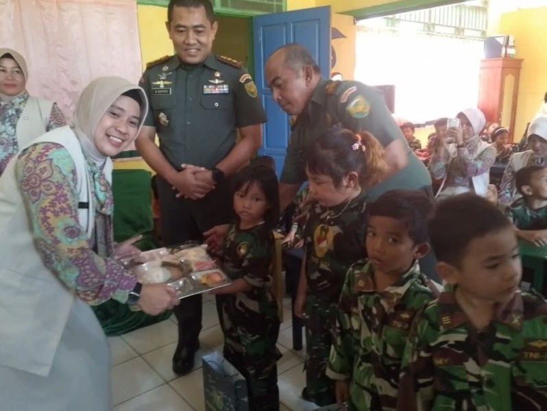 Komandan Kodim 0408 Bengkulu Selatan Hadiri Kegiatan Dapur  Masuk Sekolah  TK Kartika