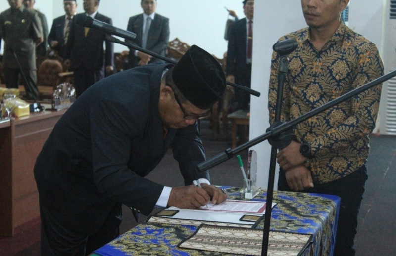 Setelah Resmi   Jabat Anggota DPRD Bengkulu Tengah,     Umar Sanuzi Siap Mengemban Amanah 