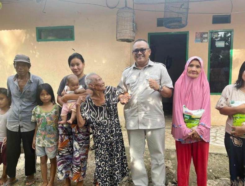 Dinas Sosial Kota Bengkulu Berikan  Bantuan Kepada Lansia di Rawa Makmur