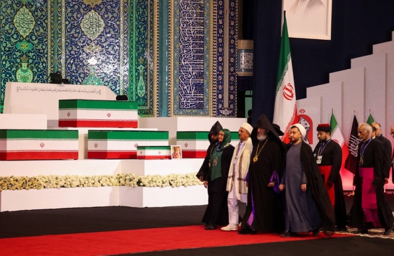 Para Pejabat Tinggi Iran dan Delegasi Internasional Beri Penghormatan Terakhir kepada Ali Khamenei