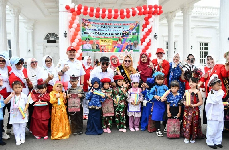 Walikota dan Bunda PAUD Kota Bengkulu Hadiri Karnaval Anak 2025