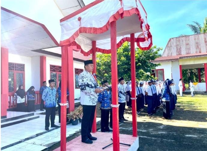 Sekda Bengkulu Utara Pimpin Upacara   Peringatan Hardiknas Tahun 2024 di Napal Putih