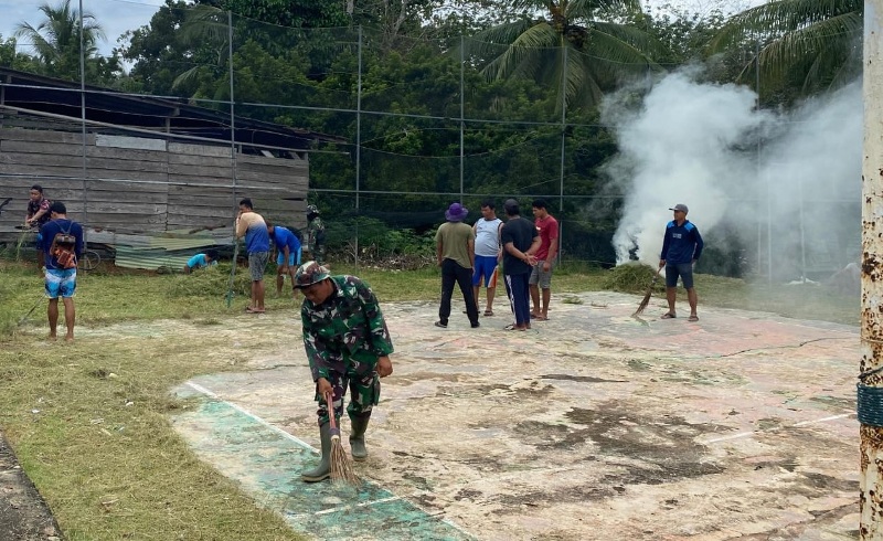 Bersihkan Lingkungan, Satgas TMMD  Kodim 0423 BU Bergandengan Tangan  dengan Masyarakat  Desa Bukit Tinggi