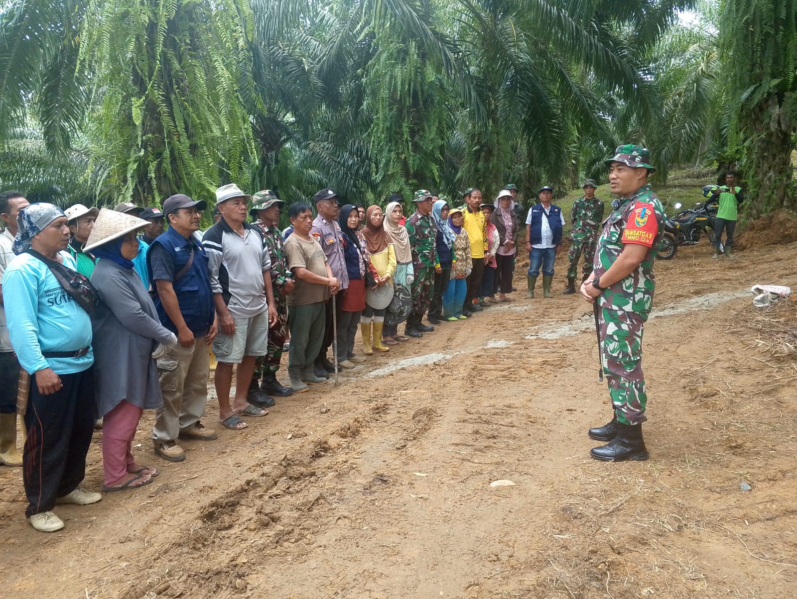 Dansatgas TMMD Ke-124 Kodim 0408/BS Beri Arahan Kepada Personil Serta Warga