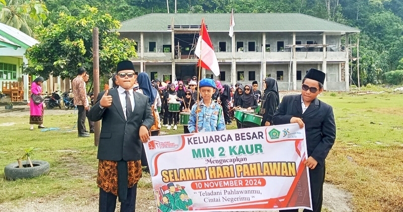  MIN 2 Kaur Gelar Karnaval  dengan  Atribut Pakaian Pahlawan