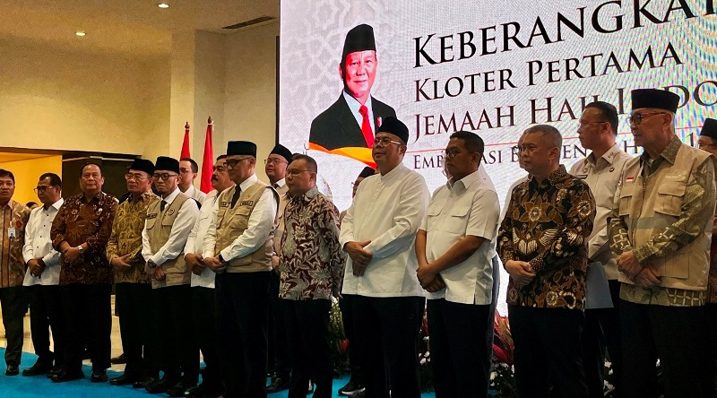Menteri Haji dan Umroh Lepas Kloter Pertama Jamaah Haji Indonesia