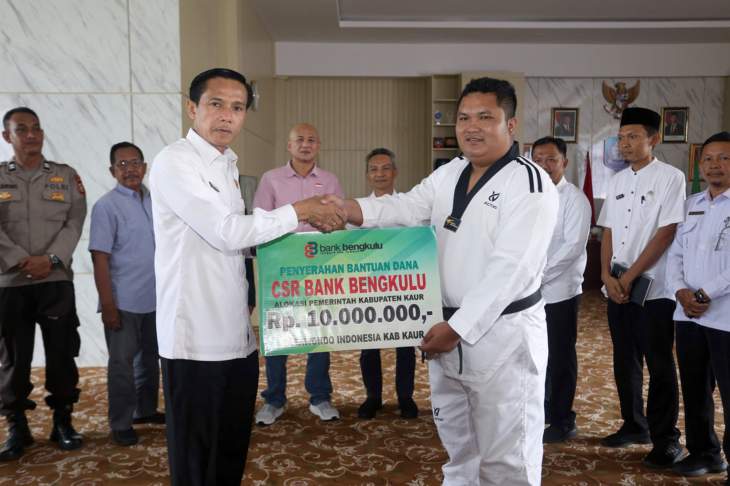Bupati Kaur Salurkan CSR Bank Bengkulu kepada 5 Penerima Manfaat
