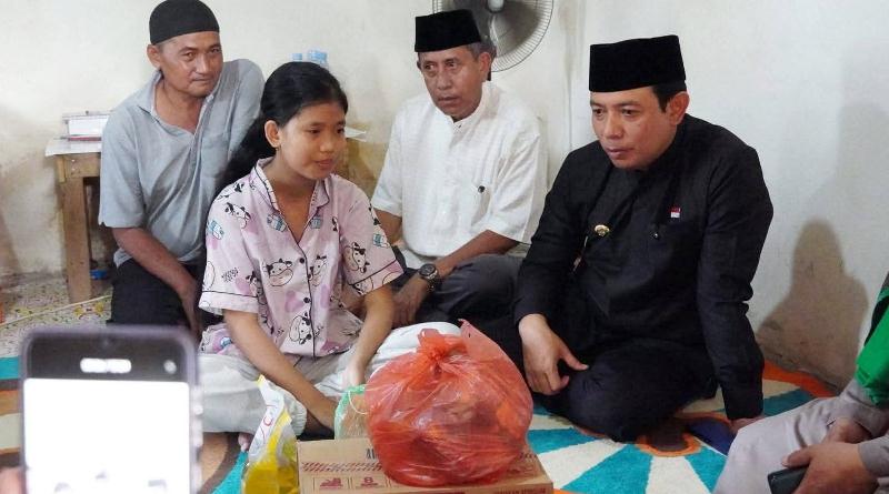 Walikota Bengkulu Kunjungi dan Bantu Warga yang Sakit