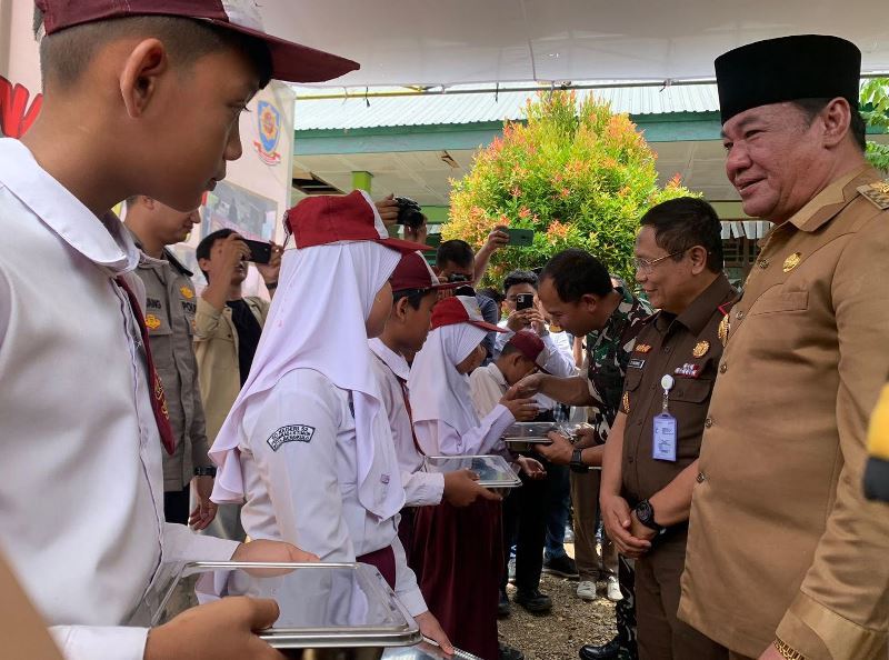 Ulang Tahun, Satuan Brimob Polda Bengkulu Gelar   Makan Siang Bergizi di SDN 89 Bentiring