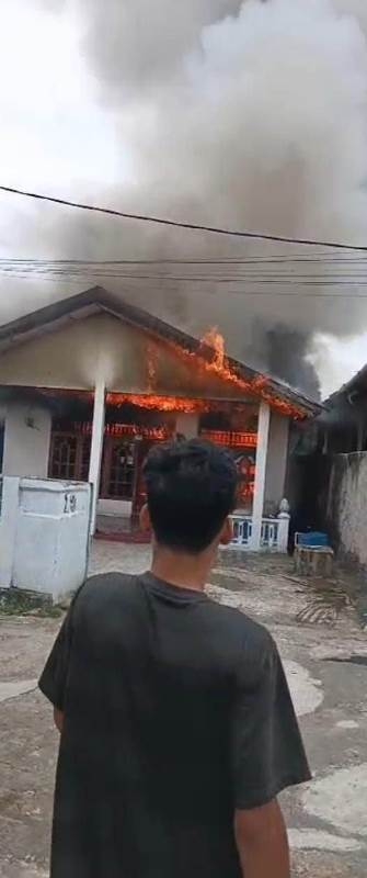  Diduga Akibat Korsleting Listrik,   Rumah Warga  Anggut Bawah Ludes Terbakar