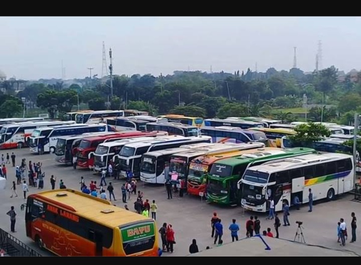 Info Mudik Nataru, Harga Tiket Bus Naik, Terminal Pulo Gebang Ramai Penumpang 
