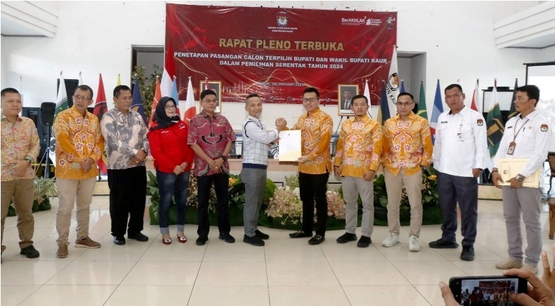 Rapat Pleno Terbuka, KPU Tetapkan Gusril Fausi dan Abdul Hamid  sebagai Bupati dan Wakil Bupati  Kaur