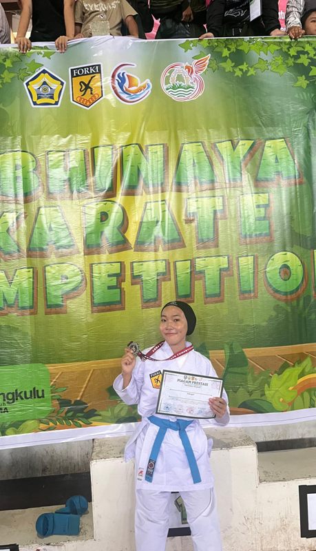 Reza Oktavia Raih Juara 2  Open Tournament Abhinaya Karate Competition