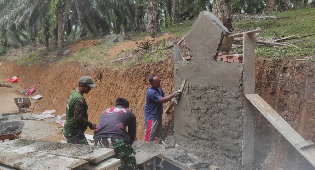 Satgas TMMD Kodim 0408 Bangun Prasasti di Kembang Ayun 