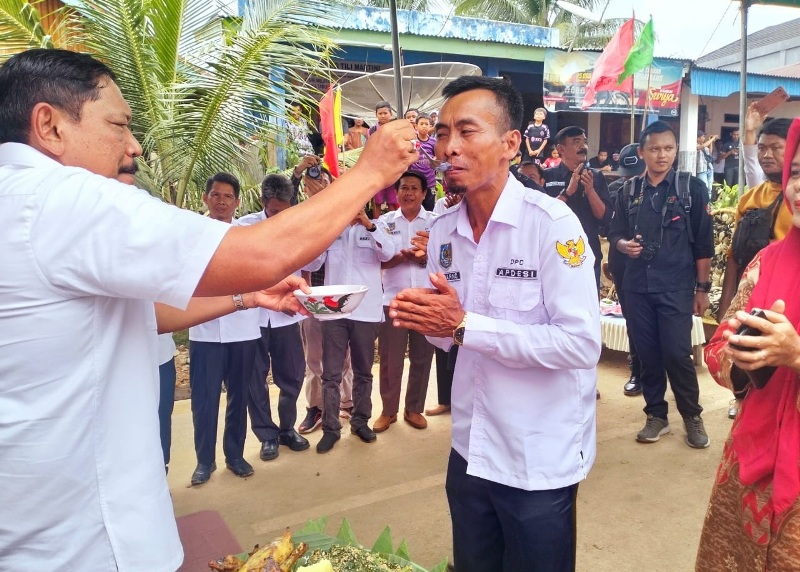 Warga Bergembira, Jalan Hotmix jadi Kado Terindah Hari Ulang Tahun Desa Gembung Raya