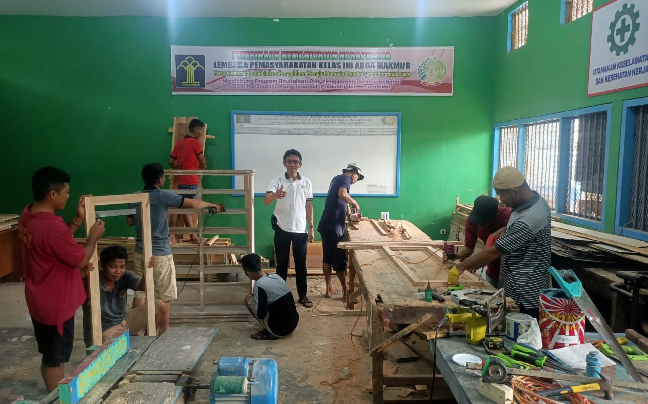 Libur, WBP Lapas Arga Makmur  Tetap Produksi Meubeler