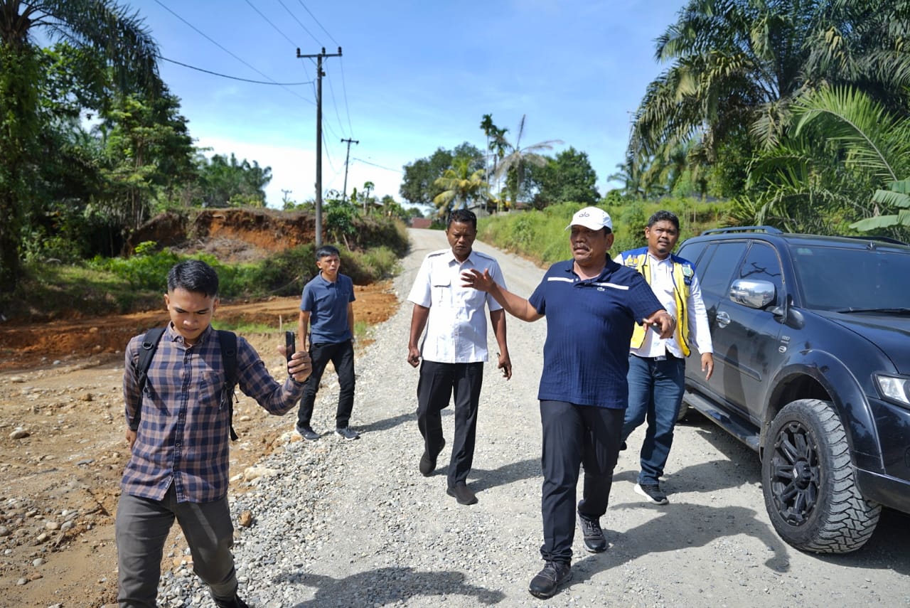 Wagub Mian Tinjau Progres Jalan di Marga Sakti Sebelat, Warga Gelar Syukuran