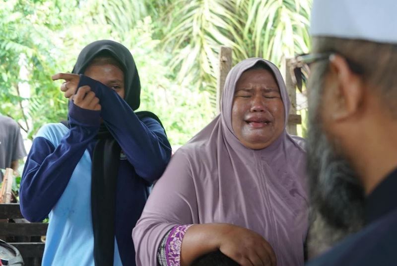 Terima Bantuan, Warga Mukomuko Menangis Harus di Depan Gubernur Bengkulu
