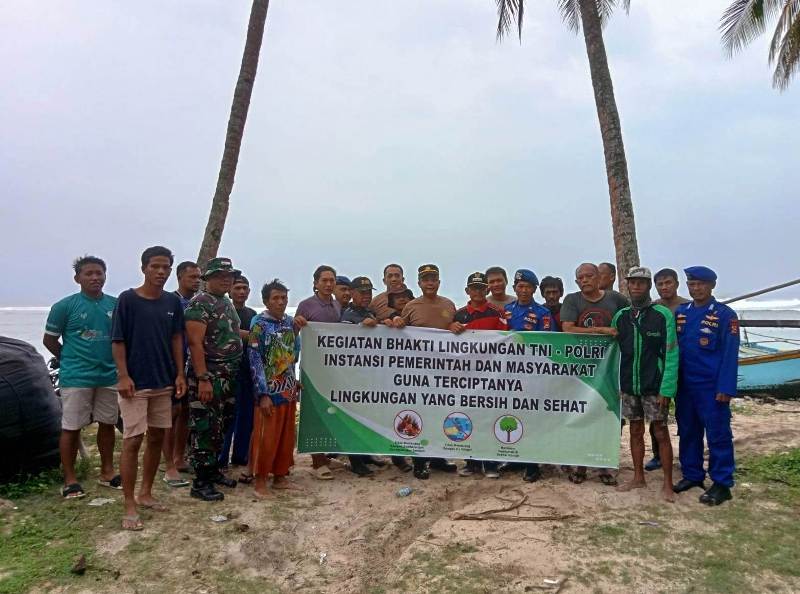 Polri-TNI  dan Masyarakat Tanam 150 Pohon Sepanjang Jalan Pantai Linau 