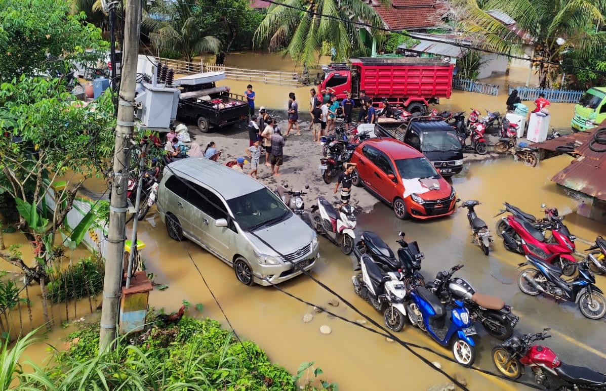 Banjir di Batik Nau Rendam Ratusan Rumah dan Akses Jalinbar Lumpuh