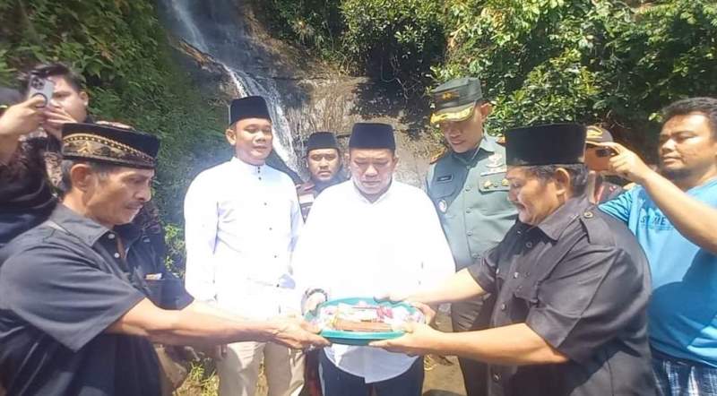 Bupati  Erwin Octavian Lepasliarkan 20 Ribu Ekor Ikan Semah di Sungai Nelas