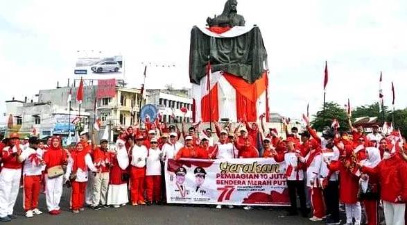 Pemprov Bagikan Bendera Merah Putih di Simpang Lima Bengkulu