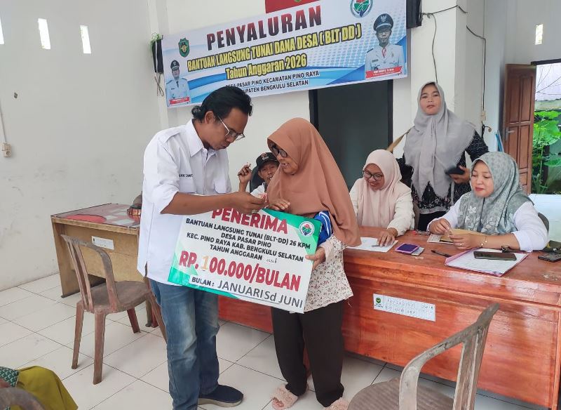 Pemdes Pasar Pino Bagikan BLT Kepada 23 KPM