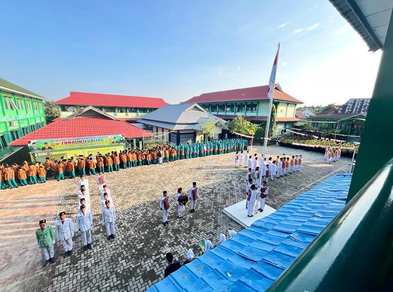MTsN 1 Kota Bengkulu  Kibarkan Merah Putih Dengan Sangat Harmonis