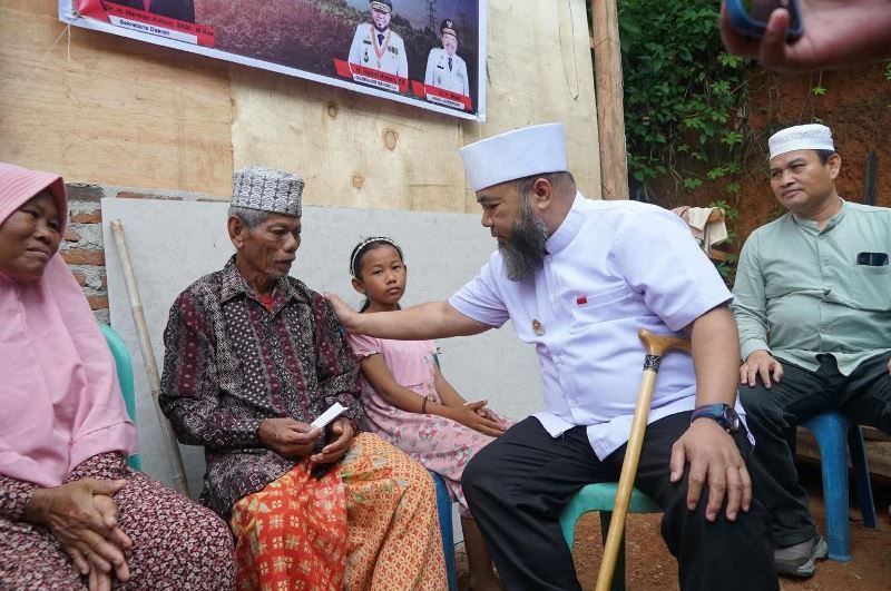 Gubernur Bengkulu Pompa Semangat Warga Kurang Mampu di Desa Air Jelatang