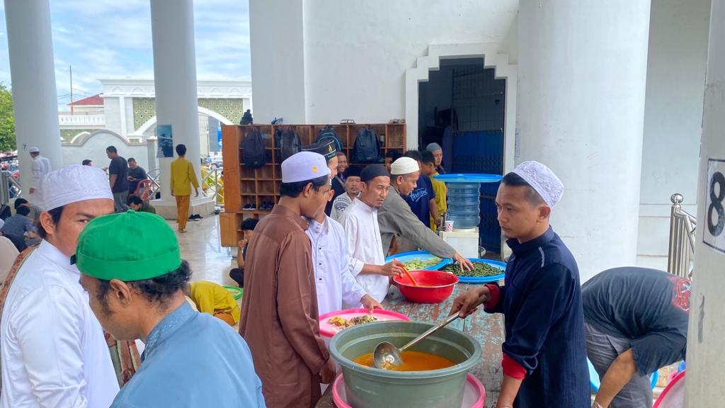 Enaknya, Seribu Jamaah Masjid At-Taqwa  Menikmati Hidangan Jumat Berkah,  Satu Nampan Bersama