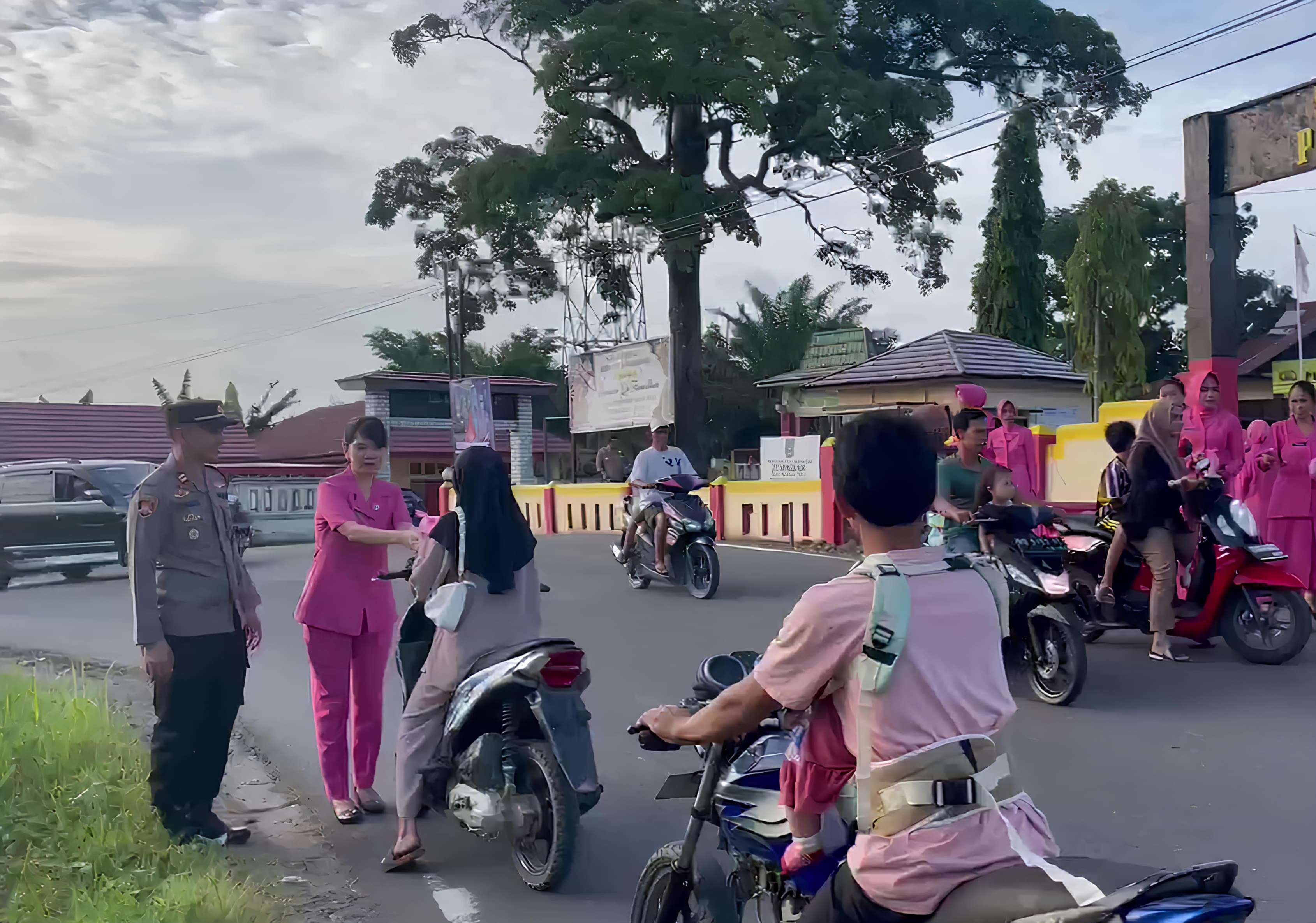 Polsek Bersama Pengurus Bhayangkari Ranting Ketahun Berbagi Takjil untuk Berbuka Puasa