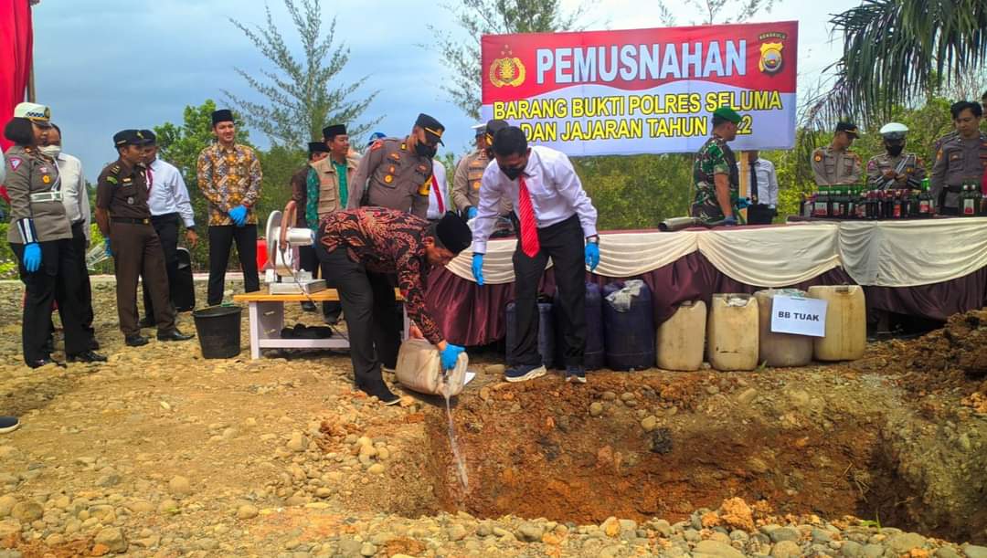 Sekda Seluma Saksikan Polisi Musnahkan   Ratusan Botol Miras