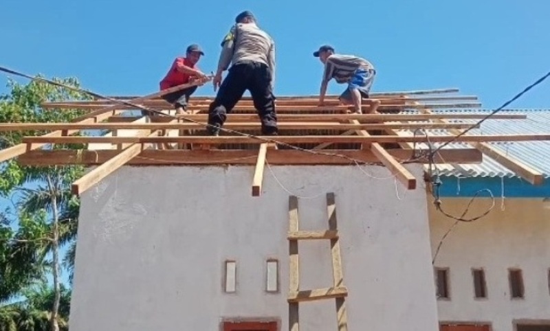 Gercep, Personel Polsek Giri Mulya Ikut Perbaiki Atap Rumah Warga Melayang