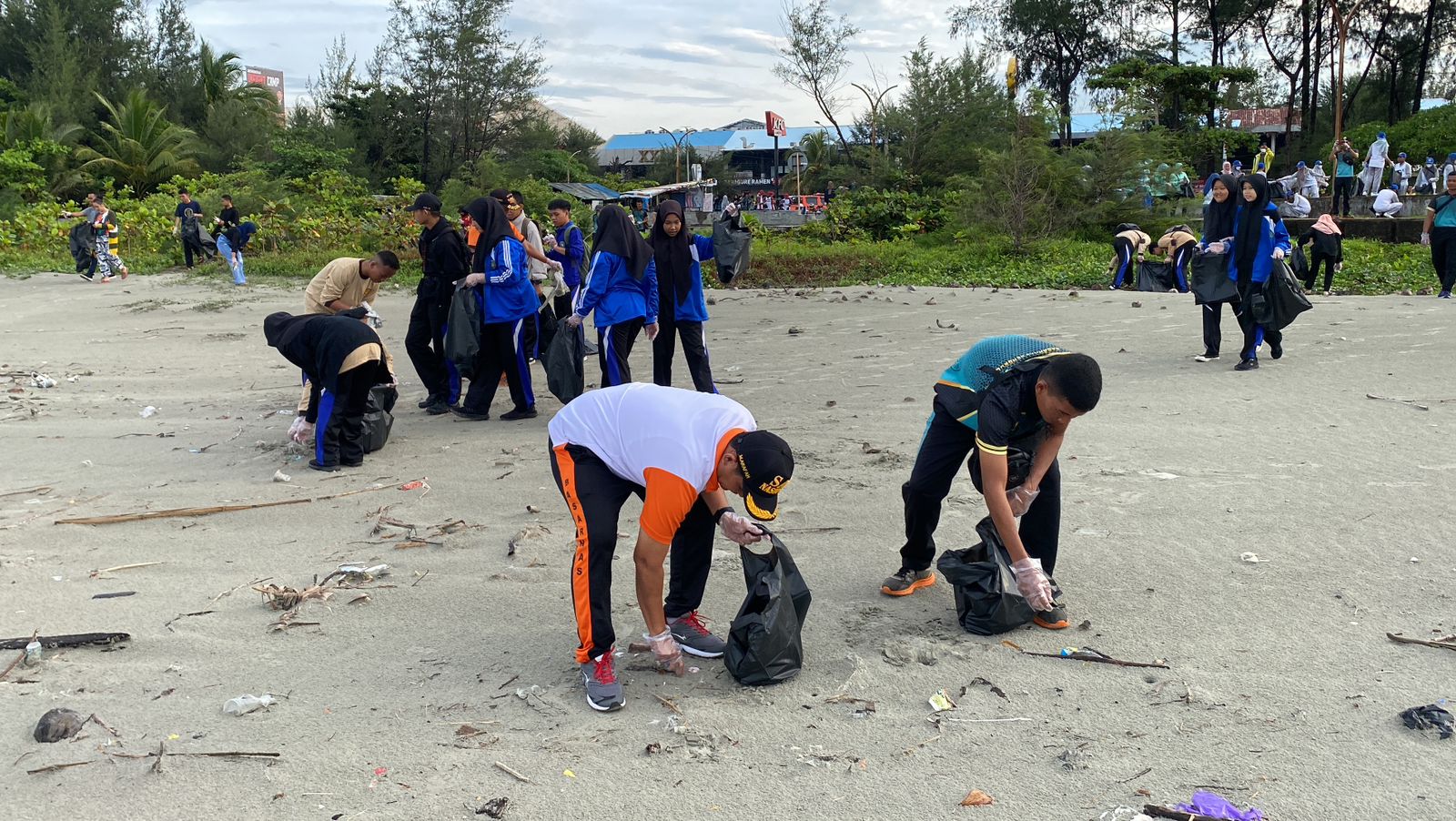 Basarnas Bengkulu Aksi Bersih Bersih Pantai Panjang
