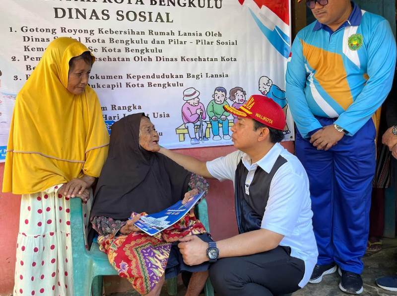 Gotong Royong Bersama, Lansia 111 Tahun Dapat Perhatian Khusus dari Walikota Bengkulu