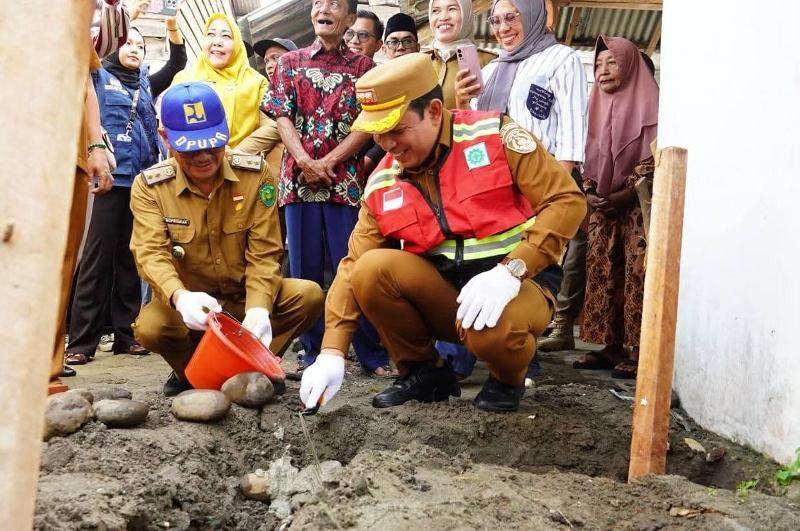 Walikota Letakkan Batu Pertama Pembuatan  Tangki Septitank di Sumur Meleleh