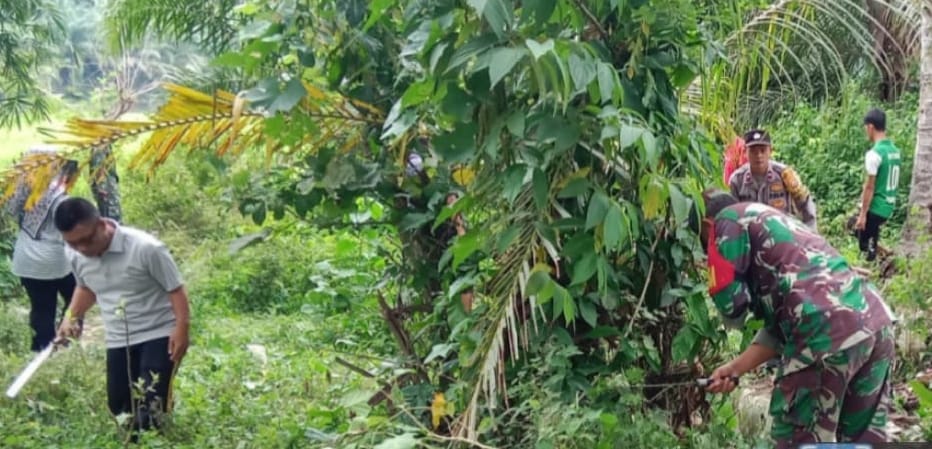 Jelang Penutupan TMMD, Satgas TMMD Ke-124 Kodim 0408/BS dan Warga Gotong Royong