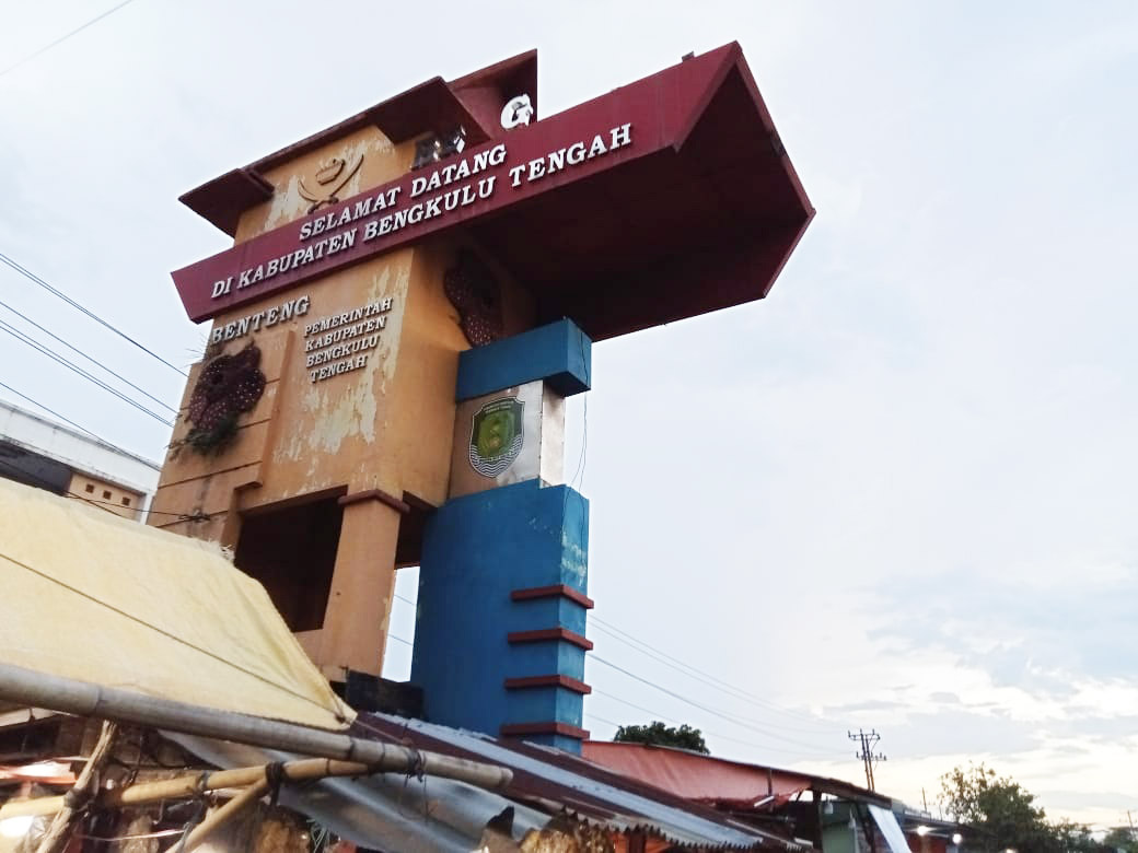 Bangunan Gapura Selamat Datang   Benteng- Kota Bengkulu Ancam Keselamatan Pengendara