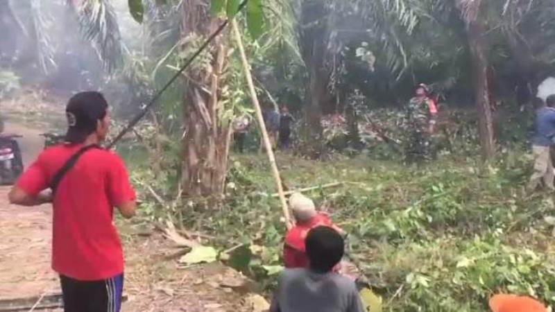 Karya Bakti, Koramil 423-03 Lais Bersihkan Lokasi Objek Wisata Air Terjun Talang Diwo