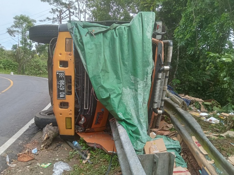 Gara-Gara Mengelak Sepeda Motor,  Fuso Terbalik di Tebing Air Jawa Kaur